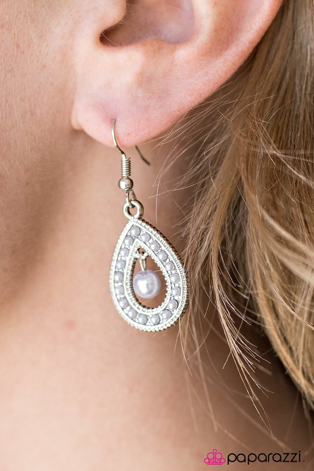 Timeless Tradition - Paparazzi earrings